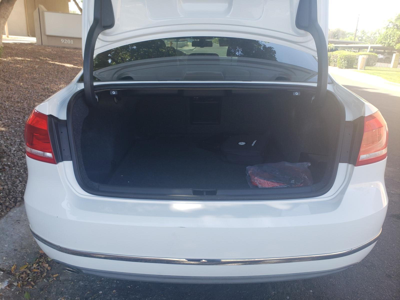 2013 WHITE /gray and black Volkswagen Passat tdi highline (1VWCN7A31DC) with an 2.0L L4 DOHC 16V engine, 6-Speed Automatic transmission, located at 323 E Dunlap Ave., Phoenix, AZ, 85020, (602) 331-9000, 33.567677, -112.069000 - 2013 Volkswagen Passat TDI SEL Premium,...... EXCELLENT condition, A Real Must See!!.... No accidents, Ice cold ac front and rear, Stereo/CD Player, Satellite compatible, Bluetooth, Phone sync, Backup camera, Navigation, Clean Black and Gray interior with Black Leather seats in near perfect conditio - Photo #17